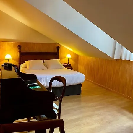 Hotel El Tejo De 3*